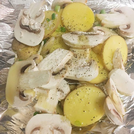 طرز پخت قارچ و سیب زمینی با فویل،نحوه درست کردن قارچ و سیب زمینی با فویل روش پخت قارچ و سیب زمینی با فویل,طرز تهیه انواع غذا با فویل