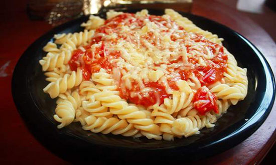یک غذای خانوادگی کم خرج!, ماکارونی با پنیر و گوجه فرنگی