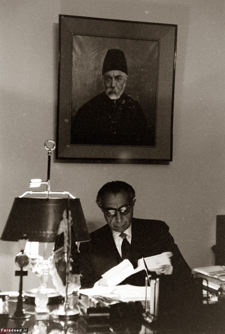 عکس دیده نشده از امینی در دفتر کارش عکس دیده نشده از امینی در دفتر کارش