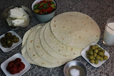 درست کردن پیتزا با نان ترتیلا،پخت پیتزا با نان ترتیلا پیتزا با نان ترتیلا,طرز تهیه پیتزا با نان ترتیلا